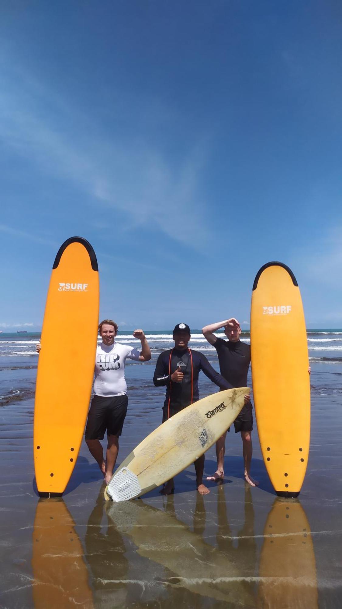 Air Manis Secret Surfcamp *