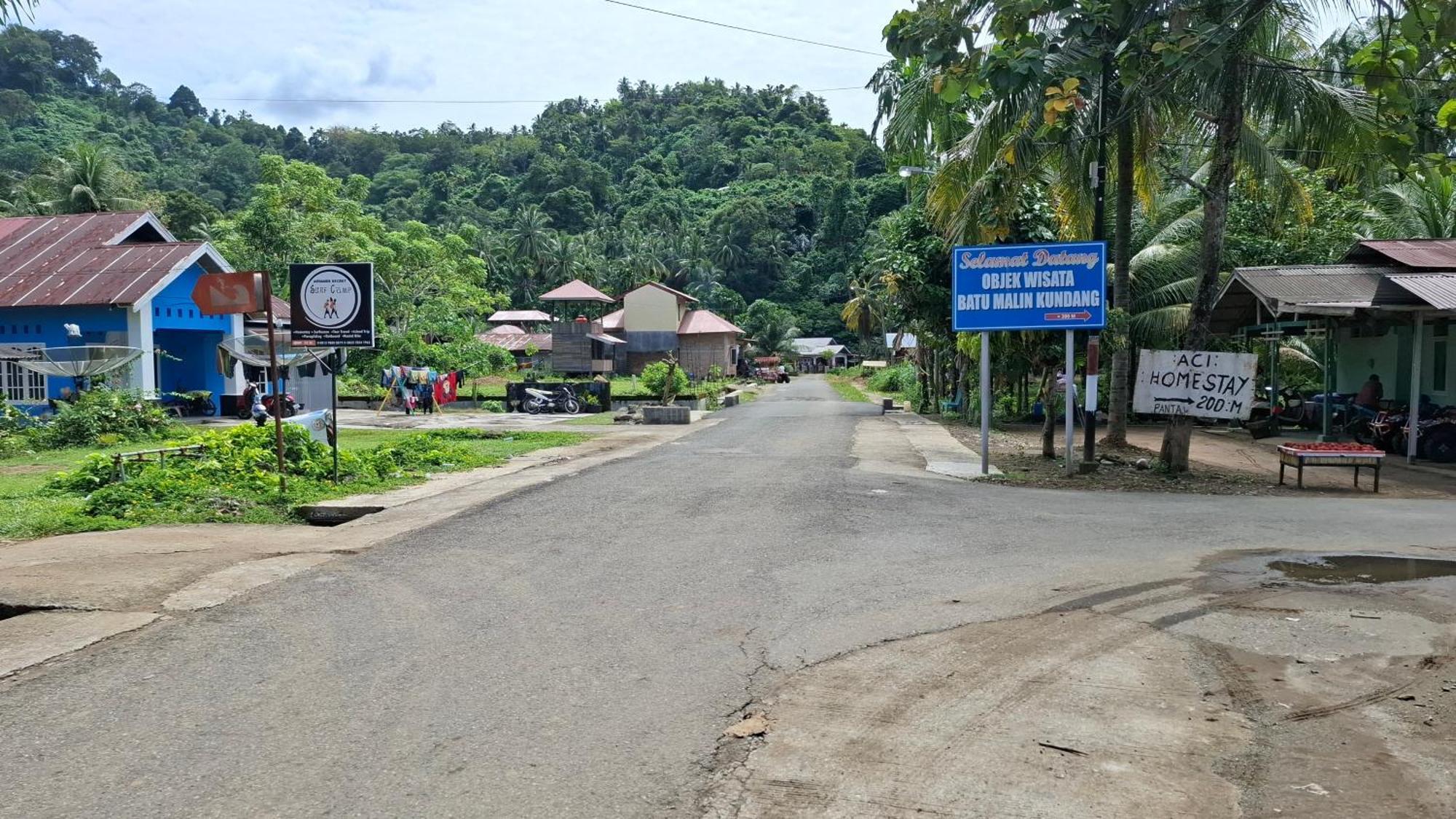 Air Manis Secret Surfcamp Taluk Batung