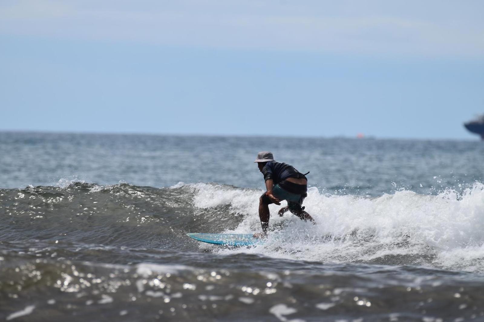 Air Manis Secret Surfcamp Taluk Batung
