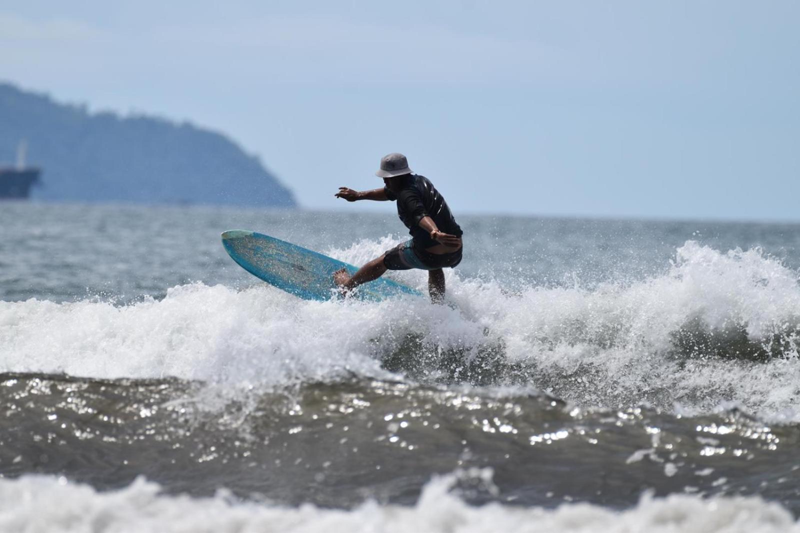 Air Manis Secret Surfcamp Taluk Batung